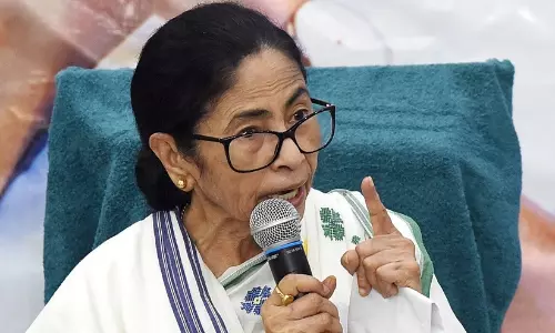 തൃണമൂലിന്റെ പേരും ചിഹ്നവും മരവിപ്പിച്ച തെരഞ്ഞെടുപ്പ് കമ്മീഷൻ ഉത്തരവിനെതിരെ മമത ബാനർജി സുപ്രീം കോടതിയിൽ