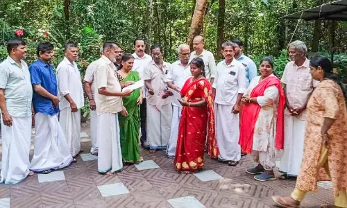 പത്ത് സെന്‍റ്  ദാനമായി നൽകി വിരമിച്ച അധ്യാപകന്‍; ഇനി അവിടെ രണ്ട് വീടും അംഗൻവാടിയും ഉയരും