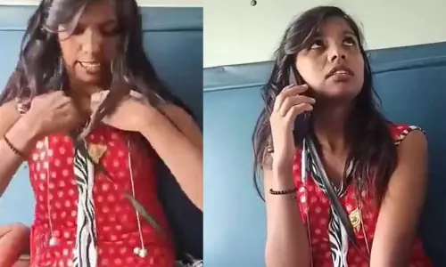 ടിക്കറ്റില്ലാതെ യാത്ര, ചോദ്യം ചെയ്ത ടി.ടി.ഇയെ ഭീഷണിപ്പെടുത്താൻ യുവതി സ്വന്തം വസ്ത്രം വലിച്ചുകീറി; വൈറലായി വിഡിയോ