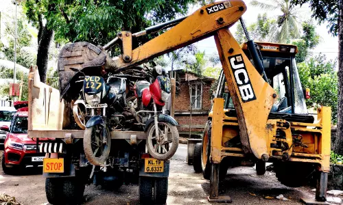 ‘പൊലീസ് സ്‌റ്റേഷന്‍ ക്ലീന്‍’ പദ്ധതി; തൊണ്ടി വാഹനങ്ങൾ ക്യാമ്പിലേക്ക് മാറ്റി
