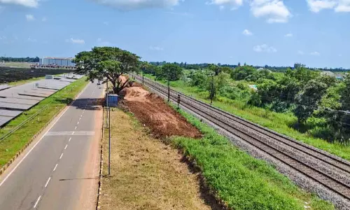 മണ്ണില്ല; നെടുമ്പാശ്ശേരി റെയിൽവേ സ്‌റ്റേഷൻ നിർമാണത്തിന് റെഡ് സിഗ്നൽ