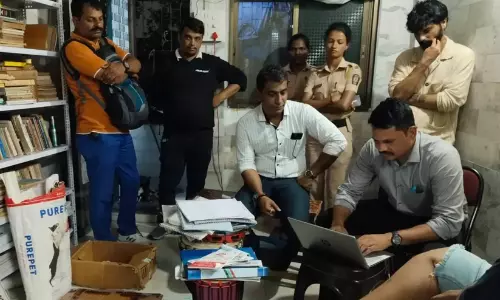 ഗസ്സയിലെ കുഞ്ഞുങ്ങൾക്ക് ഐക്യദാർഢ്യം; മുംബൈയിൽ വനിതാ ആക്ടിവിസ്റ്റിന്റെ വീട്ടിൽ റെയ്ഡ്, മൂന്ന് പേർ കസ്റ്റഡിയിൽ ഗസ്സയിലെ കുഞ്ഞുങ്ങൾക്ക് ഐക്യദാർഢ്യം; മുംബൈയിൽ വനിതാ ആക്ടിവിസ്റ്റിന്റെ വീട്ടിൽ റെയ്ഡ്, മൂന്ന് പേർ കസ്റ്റഡിയിൽ