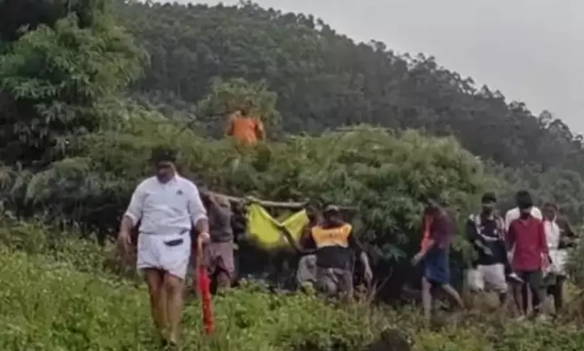 ഇടുക്കി വട്ടവടയിൽ മണ്ണിടിച്ചിൽ; രണ്ട് പേർക്ക് ദാരുണാന്ത്യം ഇടുക്കി വട്ടവടയിൽ മണ്ണിടിച്ചിൽ; രണ്ട് പേർക്ക് ദാരുണാന്ത്യം