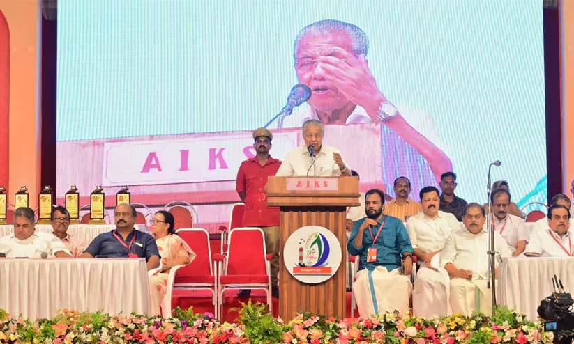 യു.ഡി.എഫ് സർക്കാർ ആർ.എസ്.എസ് അജണ്ട നടപ്പാക്കുന്നു; പിണറായി വിജയൻ യു.ഡി.എഫ് സർക്കാർ ആർ.എസ്.എസ് അജണ്ട നടപ്പാക്കുന്നു; പിണറായി വിജയൻ