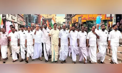 കാ​യം​കു​ള​ത്ത് സം​ഘ​ർ​ഷം: 81 എ​സ്.​എ​ഫ്.​ഐ​ക്കാ​ർ​ക്കെ​തി​രെ കേ​സ്; നാ​ലു​പേ​ർ ക​സ്റ്റ​ഡി​യി​ൽ