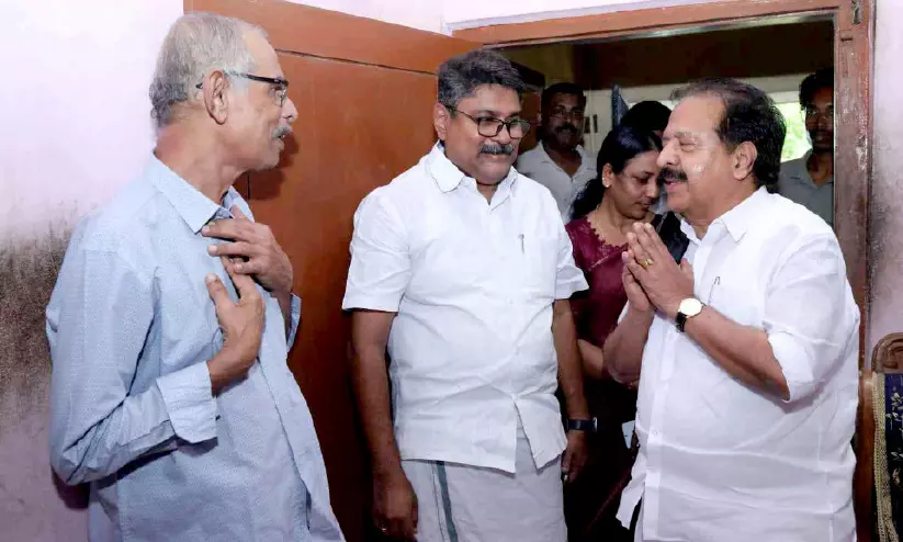 നഷ്ട്ടപ്പെടുത്താത്ത സൗഹൃദം; സ്കൂൾ പഠന കാലത്തെ സതീർഥ്യനെ കാണാൻ മന്ത്രി രമേശ് ചെന്നിത്തല വീട്ടിലെത്തി നഷ്ട്ടപ്പെടുത്താത്ത സൗഹൃദം; സ്കൂൾ പഠന കാലത്തെ സതീർഥ്യനെ കാണാൻ മന്ത്രി രമേശ് ചെന്നിത്തല വീട്ടിലെത്തി