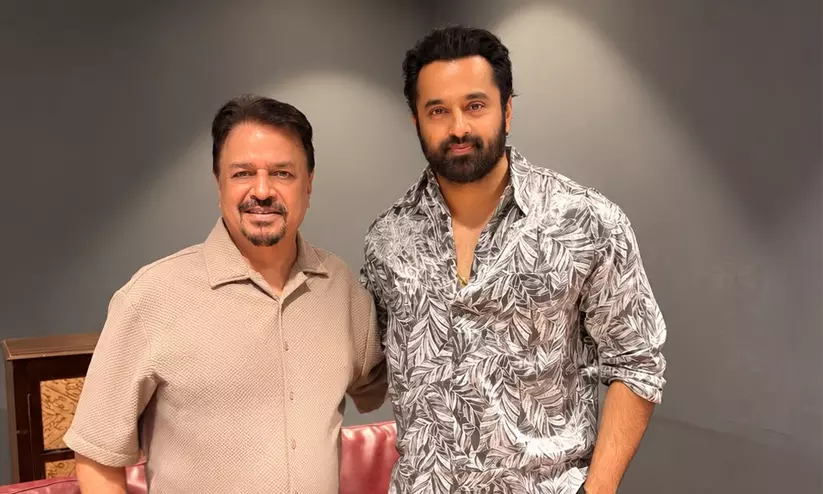 സംവിധായകനായി അരങ്ങേറാൻ ഉണ്ണി മുകുന്ദൻ; പനോരമ സ്റ്റുഡിയോസും ഉണ്ണി മുകുന്ദൻ ഫിലിംസും കൈകോർക്കുന്നു സംവിധായകനായി അരങ്ങേറാൻ ഉണ്ണി മുകുന്ദൻ; പനോരമ സ്റ്റുഡിയോസും ഉണ്ണി മുകുന്ദൻ ഫിലിംസും കൈകോർക്കുന്നു