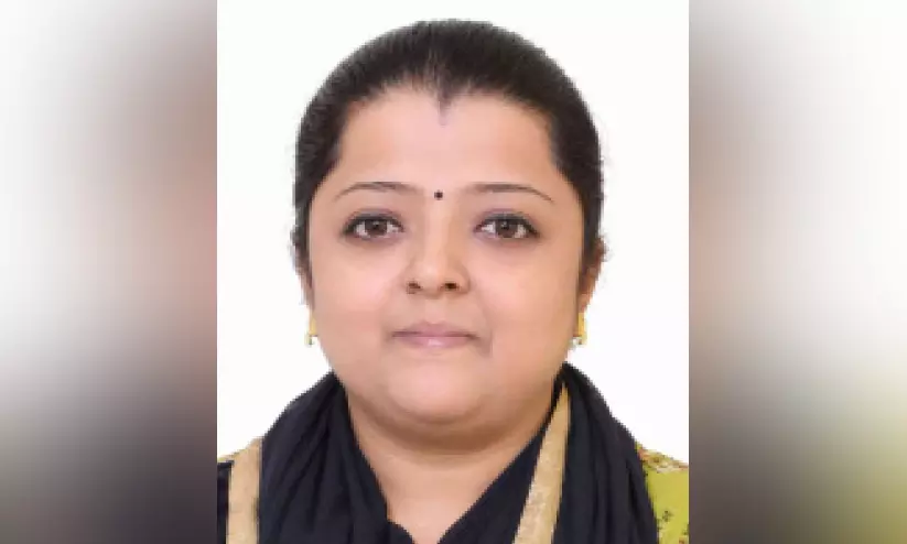 ഓടുന്ന ബസിൽനിന്ന് റോഡിലേക്ക് തെറിച്ചുവീണ് യുവതി മരിച്ചു ഓടുന്ന ബസിൽനിന്ന് റോഡിലേക്ക് തെറിച്ചുവീണ് യുവതി മരിച്ചു