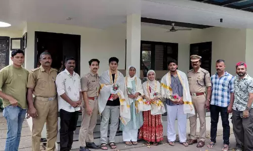 പരിക്കേറ്റ് റോഡിൽ കിടന്ന പെൺകുട്ടിയെ രക്ഷിച്ചു; വീട്ടിലെത്തി ആദരിച്ച് അഗ്നിരക്ഷാ സേന