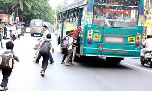 സ്കൂൾ വിദ്യാർഥികളെ സ്വകാര്യ ബസുകളിൽ കയറ്റുന്നില്ല; എ​ട​പ്പാ​ൾ-​പെ​രു​മ്പി​ലാ​വ് റൂ​ട്ടി​ൽ വി​ദ്യാ​ർ​ഥി​ക​ൾ​ക്ക് ദു​രി​ത​യാ​ത്ര