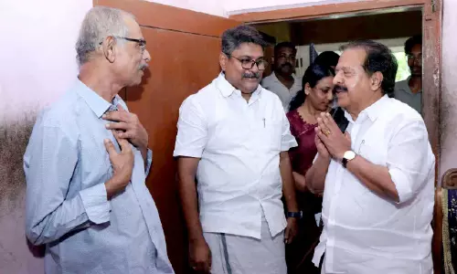 നഷ്ട്ടപ്പെടുത്താത്ത സൗഹൃദം; സ്കൂൾ പഠന കാലത്തെ സതീർഥ്യനെ കാണാൻ മന്ത്രി ര​മേ​ശ് ചെന്നിത്തല വീട്ടിലെത്തി