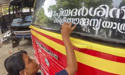 കെ.എസ്.ആർ.ടി.സിയിൽ സാരി വിതരണം; വാർത്ത ശരിയല്ലെന്ന് മന്ത്രി കെ.എസ്.ആർ.ടി.സിയിൽ സാരി വിതരണം; വാർത്ത ശരിയല്ലെന്ന് മന്ത്രി