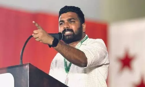 ആര് വഹിക്കും യാത്രാച്ചെലവ്? മുഖ്യമന്ത്രിയുടെ ചാർട്ടേർഡ് ഫ്ലൈറ്റ് യാത്രക്കെതിരെ രൂക്ഷ വിമർശനവുമായി എസ്.എഫ്.ഐ സംസ്ഥാന സെക്രട്ടറി പി.എസ്. സഞ്ജീവ് ആര് വഹിക്കും യാത്രാച്ചെലവ്? മുഖ്യമന്ത്രിയുടെ ചാർട്ടേർഡ് ഫ്ലൈറ്റ് യാത്രക്കെതിരെ രൂക്ഷ വിമർശനവുമായി എസ്.എഫ്.ഐ സംസ്ഥാന സെക്രട്ടറി പി.എസ്. സഞ്ജീവ്