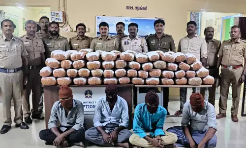 കേരളത്തിലേക്ക് കഞ്ചാവ് കടത്താൻ ശ്രമം; 190 കിലോഗ്രാമും രണ്ട് ആഡംബര കാറുകളുമായി നാലുപേർ പിടിയിൽ കേരളത്തിലേക്ക് കഞ്ചാവ് കടത്താൻ ശ്രമം; 190 കിലോഗ്രാമും രണ്ട് ആഡംബര കാറുകളുമായി നാലുപേർ പിടിയിൽ