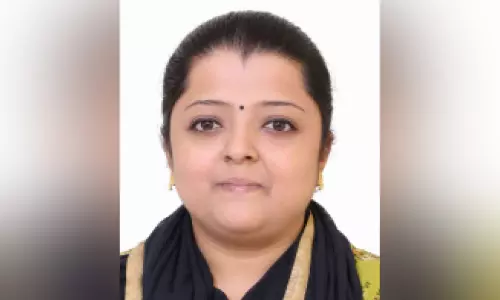 ഓടുന്ന ബസിൽനിന്ന് റോഡിലേക്ക് തെറിച്ചുവീണ് യുവതി മരിച്ചു ഓടുന്ന ബസിൽനിന്ന് റോഡിലേക്ക് തെറിച്ചുവീണ് യുവതി മരിച്ചു