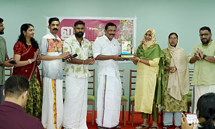 ഇടം പ്രവാസി കൂട്ടായ്മ വിദ്യാഭ്യാസ പ്രതിഭകളെ ആദരിച്ചു ഇടം പ്രവാസി കൂട്ടായ്മ വിദ്യാഭ്യാസ പ്രതിഭകളെ ആദരിച്ചു