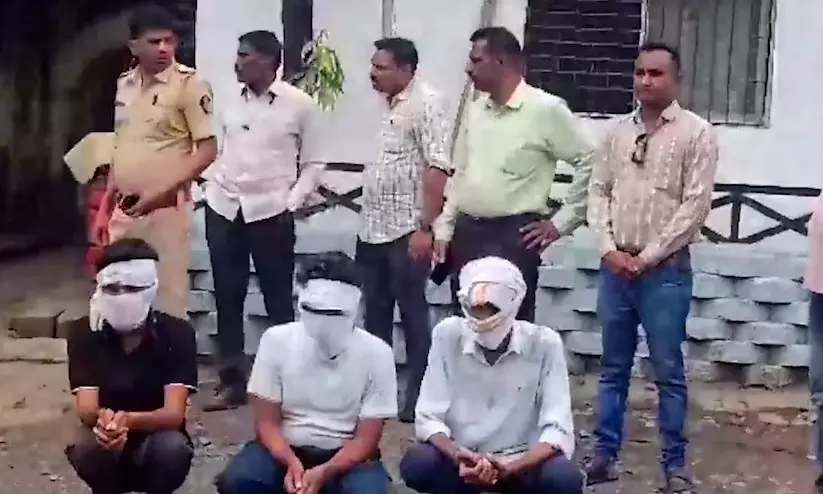 ഗണേശ വിഗ്രഹത്തിനടുത്ത് അശ്ലീല ടെലഗ്രാം ഗ്രൂപ്പിന്റെ ക്യൂ ആർ കോഡ് പതിപ്പിച്ച് പണം തട്ടിയെടുത്തു; മഹാരാഷ്ട്രയിൽ മൂന്ന് പേർ പിടിയിൽ ഗണേശ വിഗ്രഹത്തിനടുത്ത് അശ്ലീല ടെലഗ്രാം ഗ്രൂപ്പിന്റെ ക്യൂ ആർ കോഡ് പതിപ്പിച്ച് പണം തട്ടിയെടുത്തു; മഹാരാഷ്ട്രയിൽ മൂന്ന് പേർ പിടിയിൽ
