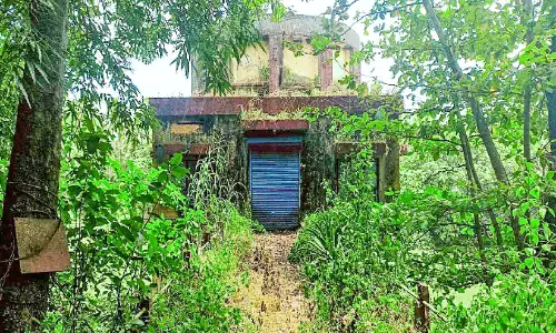 കീ​ഴ​ല്ലൂ​ർ അ​ണ​ക്കെ​ട്ട് പ​മ്പി​ങ്   ന​ട​ത്താ​തെ ഉ​പ​യോ​ഗ​ശൂ​ന്യ​മാ​കു​ന്നു