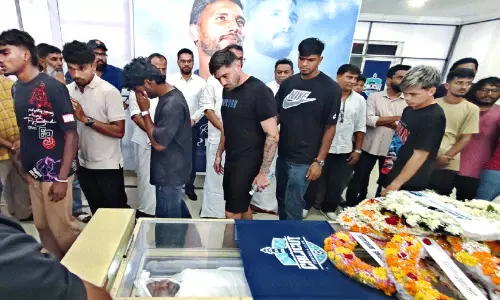 സ്റ്റേഡിയത്തെ കണ്ണീർപ്പുഴയാക്കി താരങ്ങൾ സ്റ്റേഡിയത്തെ കണ്ണീർപ്പുഴയാക്കി താരങ്ങൾ