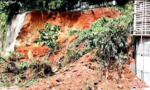 സം​ര​ക്ഷ​ണ​ഭി​ത്തി നി​ർ​മാ​ണ​ത്തി​നിടെ   മ​ണ്ണി​ടി​ച്ചി​ൽ; വ​ൻ അ​പ​ക​ടം ഒ​ഴി​വാ​യി