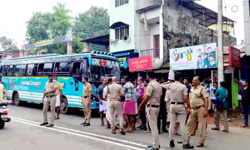 ചേറ്റുപുഴ അപകടം; ഡി.വൈ.എഫ്.ഐയും ബസ് ജീവനക്കാരുമായി സംഘർഷം