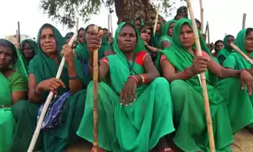 വീട്ടിൽ നിന്ന് തല്ലുകൊണ്ടവർ നാടിന് കാവലായി; ഉത്തർപ്രദേശിൽ പച്ച സാരിപ്പടയുടെ പോരാട്ടം