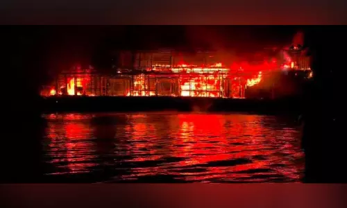 ആലപ്പുഴയിൽ വീണ്ടും ഹൗസ് ബോട്ട് ദുരന്തം; പള്ളാത്തുരുത്തിയിൽ നിർത്തിയിട്ട ബോട്ട് കത്തിനശിച്ചു