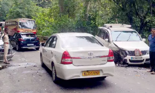 വാ​ഹ​ന​ങ്ങ​ൾ കൂ​ട്ടി​യി​ടി​ച്ചു
