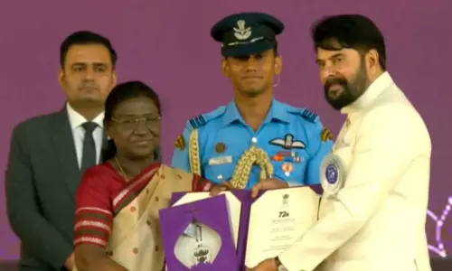 മികച്ച നടനുള്ള ദേശീയ ചലച്ചിത്ര പുരസ്കാരം ഏറ്റുവാങ്ങി മമ്മൂട്ടി മികച്ച നടനുള്ള ദേശീയ ചലച്ചിത്ര പുരസ്കാരം ഏറ്റുവാങ്ങി മമ്മൂട്ടി