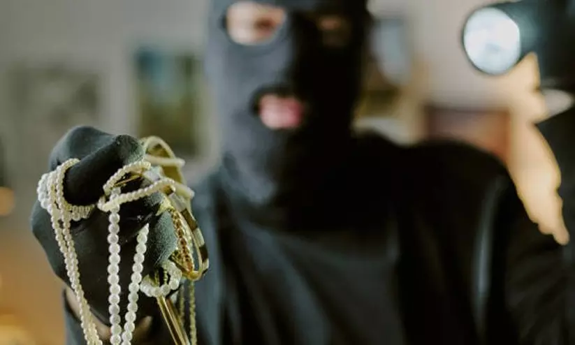 മസ്കത്തിൽ വീട് കുത്തിത്തുറന്ന് സ്വർണം കവർന്നു മസ്കത്തിൽ വീട് കുത്തിത്തുറന്ന് സ്വർണം കവർന്നു