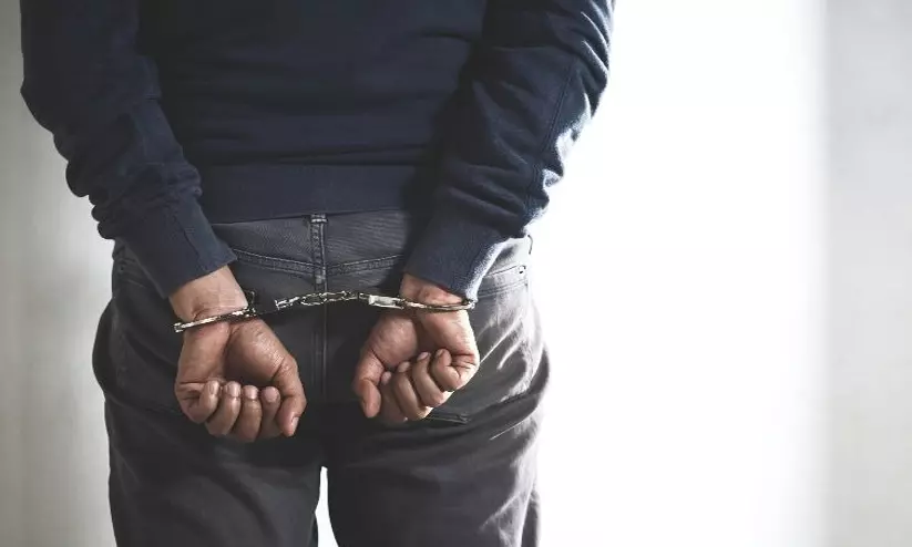 സോഷ്യൽ മീഡിയയിലൂടെ 14 കാരിയെ ബ്ലാക്ക്മെയിൽ ചെയ്ത 19 കാരൻ ബഹ്റൈനിൽ അറസ്റ്റിൽ സോഷ്യൽ മീഡിയയിലൂടെ 14 കാരിയെ ബ്ലാക്ക്മെയിൽ ചെയ്ത 19 കാരൻ ബഹ്റൈനിൽ അറസ്റ്റിൽ