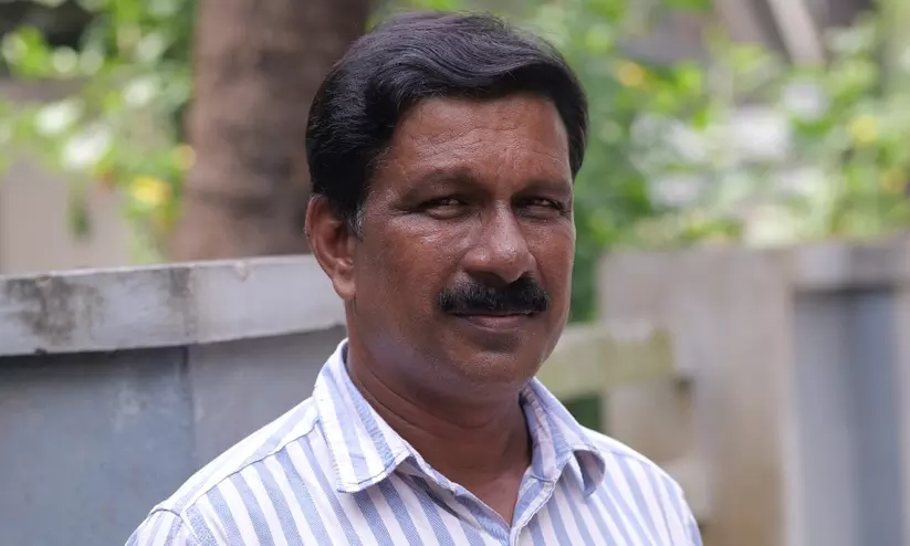 മുഖങ്ങൾക്കപ്പുറം കഥാപാത്രങ്ങളെ കണ്ടെത്തിയ മേക്കപ്പ് മാൻ മുഖങ്ങൾക്കപ്പുറം കഥാപാത്രങ്ങളെ കണ്ടെത്തിയ മേക്കപ്പ് മാൻ