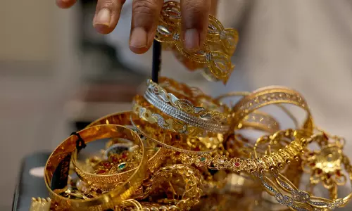 ക​മ്മ​ത്ത് ലെ​യി​ൻ സ്വ​ർ​ണ ത​ട്ടി​പ്പ്; പ്ര​തിക​ളുമാ​യി   തെ​ളി​വെ​ടു​പ്പ് ന​ട​ത്തി