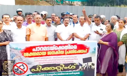 പാ​റ​മ​ട​ക്കെ​തി​രെ പ്ര​തി​ഷേ​ധം ക​ടു​പ്പി​ച്ച്​   നാ​ട്ടു​കാ​ർ; വാ​ഹ​ന​ങ്ങ​ൾ ത​ട​ഞ്ഞു
