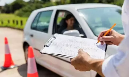 ആ​വ​ശ്യ​ത്തി​ന് ജീ​വ​ന​ക്കാ​രി​ല്ല; ലേ​ണി​ങ് ടെ​സ്റ്റി​ന് ഇ​ന്നും  മ​ണി​ക്കൂ​റു​ക​ളു​ടെ കാ​ത്തി​രി​പ്പ്