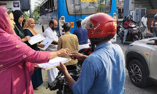 പുതുനഗരം ടൗണിലെ റോഡ് തകർച്ച; ഒപ്പ് ശേഖരണ കാമ്പയിന് തുടക്കം പുതുനഗരം ടൗണിലെ റോഡ് തകർച്ച; ഒപ്പ് ശേഖരണ കാമ്പയിന് തുടക്കം
