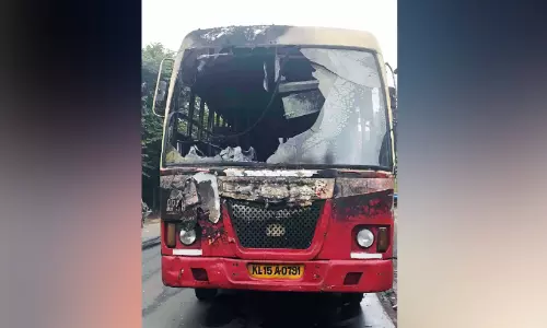 ഓടിക്കൊണ്ടിരിക്കെ കെ.എസ്.ആര്.ടി.സി ബസിന് തീപിടിച്ചു; ആളപായമില്ല ഓടിക്കൊണ്ടിരിക്കെ കെ.എസ്.ആര്.ടി.സി ബസിന് തീപിടിച്ചു; ആളപായമില്ല