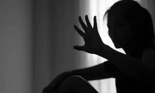 കോളേജിന് സമീപം 17കാരി ബലാൽസംഗത്തിനിരയായി; സുരക്ഷ കണക്കിലെടുത്ത് ക്ലാസ് ഓൺലൈനാക്കി