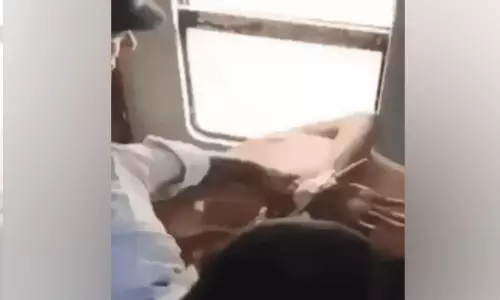 ഉത്തർപ്രദേശിലേക്ക് പോകവേ ട്രെയിനിൽ മുസ്ലിം യുവാവിന് ആക്രമണം; ‘ജയ് ശ്രീറാം’ വിളിക്കാൻ നിർബന്ധിച്ചു ഉത്തർപ്രദേശിലേക്ക് പോകവേ ട്രെയിനിൽ മുസ്ലിം യുവാവിന് ആക്രമണം; ‘ജയ് ശ്രീറാം’ വിളിക്കാൻ നിർബന്ധിച്ചു