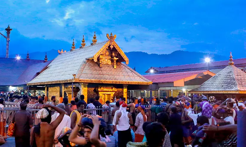 ശബരിമലയിൽ സ്വർണക്കിരീടത്തിന് പകരം മുക്കുപണ്ടം; കവർന്നത് 55 പവന്റെ സ്വർണം ശബരിമലയിൽ സ്വർണക്കിരീടത്തിന് പകരം മുക്കുപണ്ടം; കവർന്നത് 55 പവന്റെ സ്വർണം