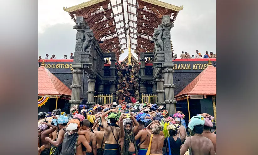 ശബരിമലയിൽ സ്വർണക്കിരീടം കാണാതായിട്ടില്ല; സ്ട്രോങ് റൂമിൽ ഭദ്രമെന്ന് തിരുവാഭരണം കമീഷണർ ശബരിമലയിൽ സ്വർണക്കിരീടം കാണാതായിട്ടില്ല; സ്ട്രോങ് റൂമിൽ ഭദ്രമെന്ന് തിരുവാഭരണം കമീഷണർ