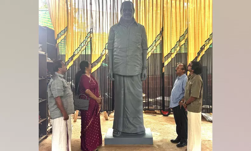 ബാലകൃഷ്ണപ്പിള്ളയുടെ ശിൽപത്തിനു മുന്നിൽ കണ്ണീരണിഞ്ഞ് മകൾ ബാലകൃഷ്ണപ്പിള്ളയുടെ ശിൽപത്തിനു മുന്നിൽ കണ്ണീരണിഞ്ഞ് മകൾ