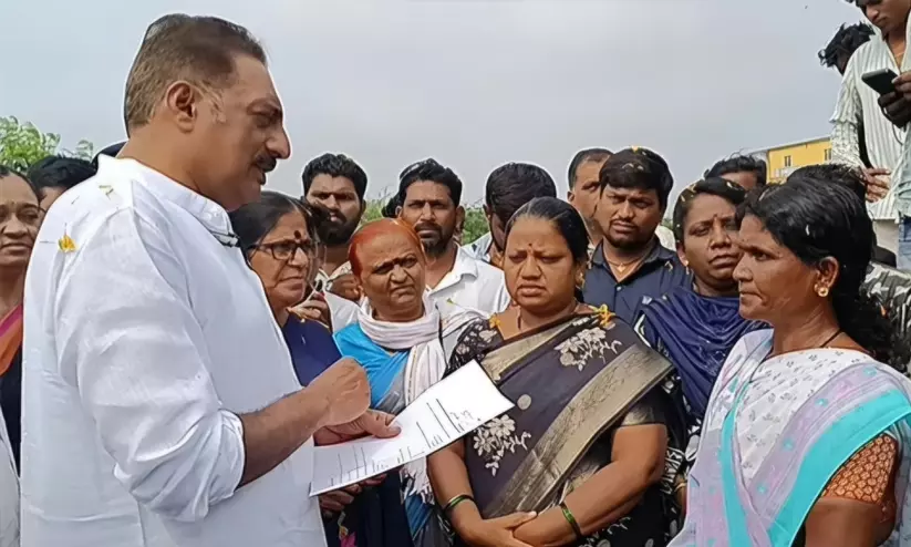 എസ്.ഐ.ആർ പ്രതിരോധ യാത്രയുമായി പ്രകാശ് രാജ്; 10 ദിവസം വോട്ടർമാരുടെ പരാതികൾ ശേഖരിക്കും എസ്.ഐ.ആർ പ്രതിരോധ യാത്രയുമായി പ്രകാശ് രാജ്; 10 ദിവസം വോട്ടർമാരുടെ പരാതികൾ ശേഖരിക്കും