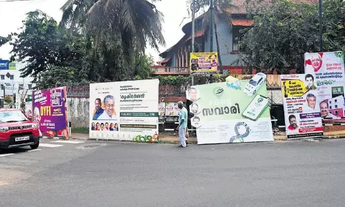 പൊ​തു​സ്ഥ​ല​ങ്ങ​ളി​ൽ അ​ന​ധി​കൃ​ത ഫ്ല​ക്സു​ക​ൾ​ക്കും  ബാ​ന​റു​ക​ൾ​ക്കും പൂ​ർ​ണ നി​രോ​ധ​നം