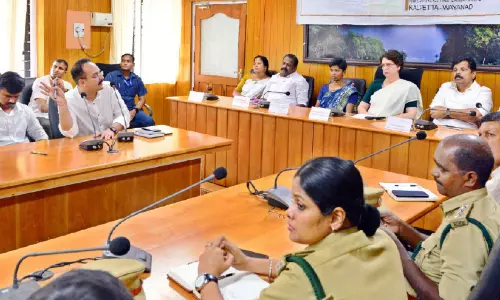 മനുഷ്യ-വന്യജീവി സംഘർഷം: വനം വകുപ്പ് ഉദ്യോഗസ്ഥരുടെ യോഗം വിളിച്ച് പ്രിയങ്ക ഗാന്ധി മനുഷ്യ-വന്യജീവി സംഘർഷം: വനം വകുപ്പ് ഉദ്യോഗസ്ഥരുടെ യോഗം വിളിച്ച് പ്രിയങ്ക ഗാന്ധി