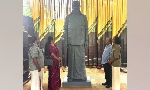 ബാലകൃഷ്ണപ്പിള്ളയുടെ ശിൽപത്തിനു മുന്നിൽ കണ്ണീരണിഞ്ഞ് മകൾ