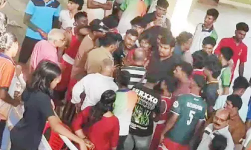 അടിയോടടി: ജയിച്ചയാളെ തോൽപ്പിച്ച് ഫലപ്രഖ്യാപനം; ബോക്സിങ് മത്സരം സംഘർഷത്തിൽ കലാശിച്ചു അടിയോടടി: ജയിച്ചയാളെ തോൽപ്പിച്ച് ഫലപ്രഖ്യാപനം; ബോക്സിങ് മത്സരം സംഘർഷത്തിൽ കലാശിച്ചു