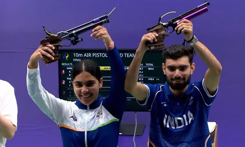 ഏഷ്യൻ ഗെയിംസിൽ ഇന്ത്യക്ക് രണ്ടാം സ്വർണം; മെഡൽ വെടിവെച്ചിട്ട് കമൽജീത്തും സുരുചി സിങ്ങും ഏഷ്യൻ ഗെയിംസിൽ ഇന്ത്യക്ക് രണ്ടാം സ്വർണം; മെഡൽ വെടിവെച്ചിട്ട് കമൽജീത്തും സുരുചി സിങ്ങും