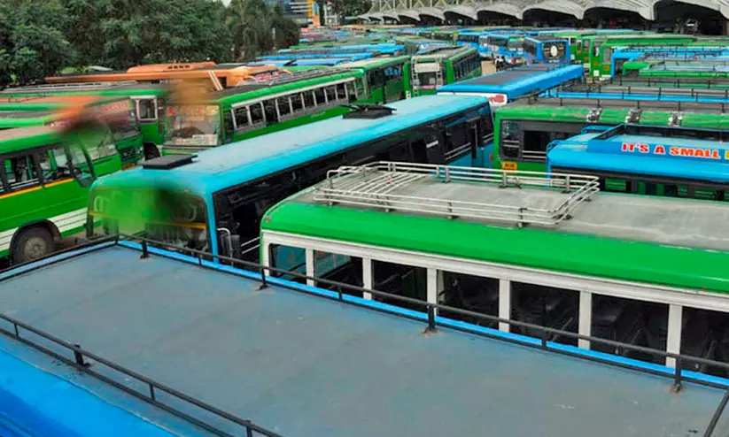 സ്വകാര്യ ബസുകളുടെ മരണപ്പാച്ചിൽ: അധികൃതർ ഉറക്കത്തിലാണോയെന്ന് ഹൈകോടതി സ്വകാര്യ ബസുകളുടെ മരണപ്പാച്ചിൽ: അധികൃതർ ഉറക്കത്തിലാണോയെന്ന് ഹൈകോടതി