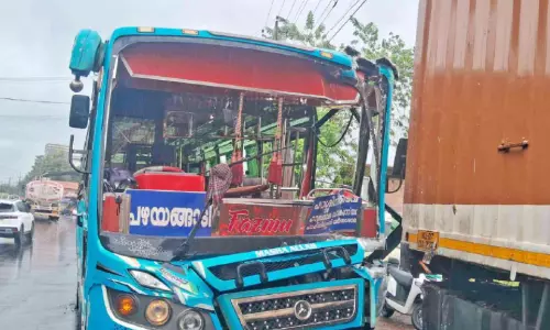 നിർത്തിയിട്ട കണ്ടെയ്നറിൽ സ്വകാര്യ ബസിടിച്ച് 14 പേർക്ക് പരിക്ക്
